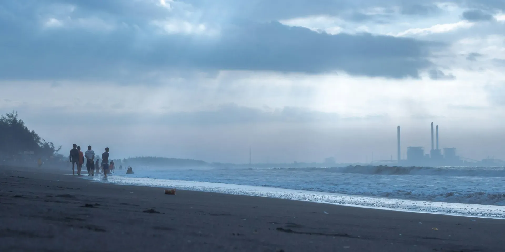 Pantai di Cilacap dengan latar kawasan industri