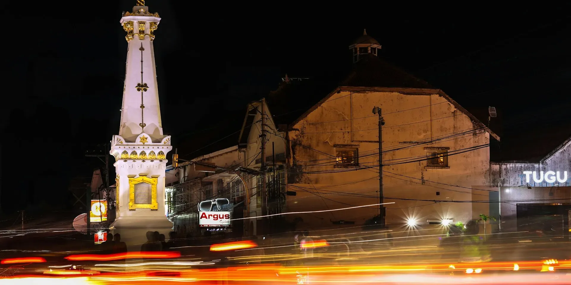 Tugu Yogyakarta di malam hari